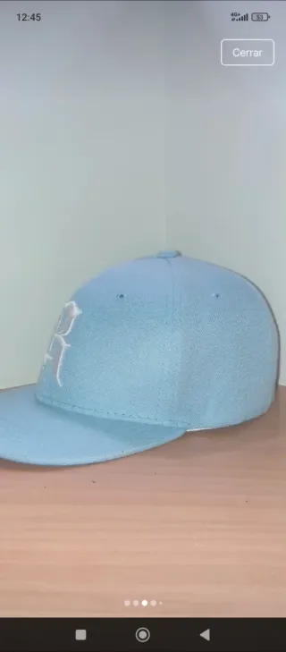Gorra color celeste.