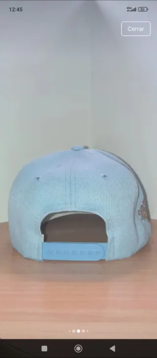 Gorra color celeste.