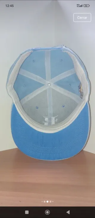 Gorra color celeste.