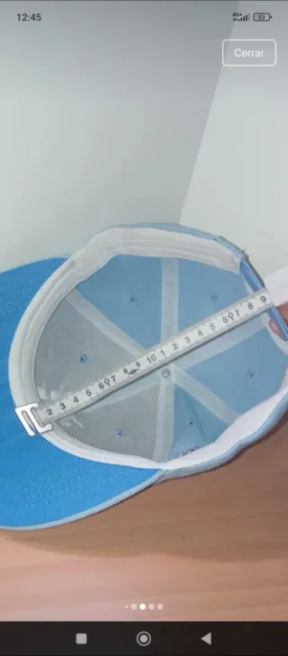 Gorra color celeste.