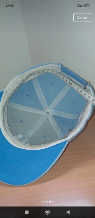 Gorra color celeste.