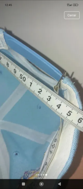 Gorra color celeste.