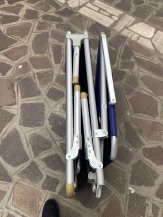 Sdraio pieghevole blu e argento