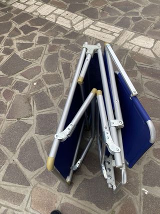 Sdraio pieghevole blu e argento