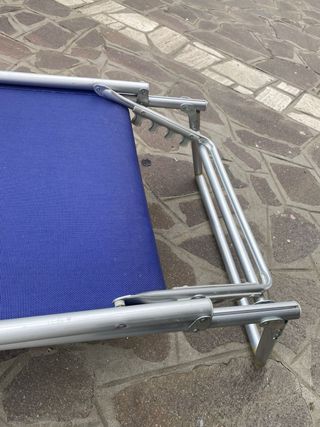Sdraio pieghevole blu e argento