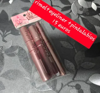 Set de maquillaje: eyeliner, máscara y labial