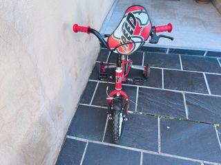 Triciclo infantil rojo con poco uso