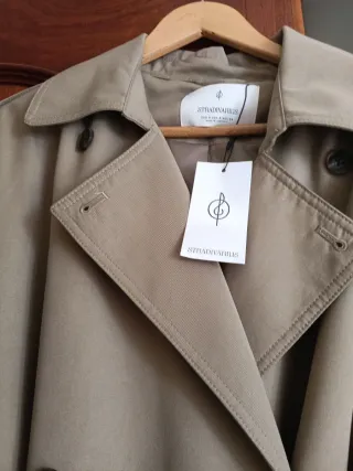 Gabardina Stradivarius caqui verdoso Talla S