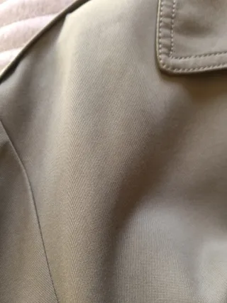 Gabardina Stradivarius caqui verdoso Talla S