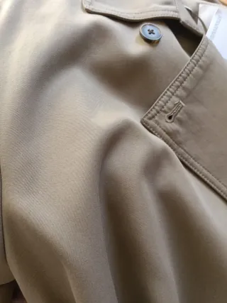 Gabardina Stradivarius caqui verdoso Talla S