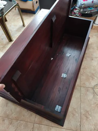 Mesa de centro de madera con cajones
