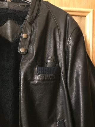 Cazadora de cuero negra