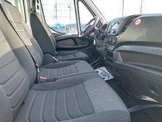 IVECO Daily  doble rueda con Trampilla2023