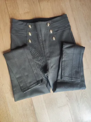 Pantalón Zara botones verde militar