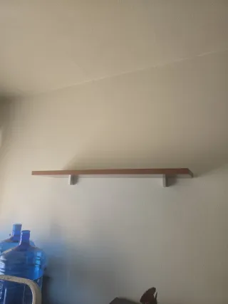 Estantería de madera y metal