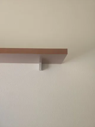 Estantería de madera y metal