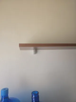 Estantería de madera y metal