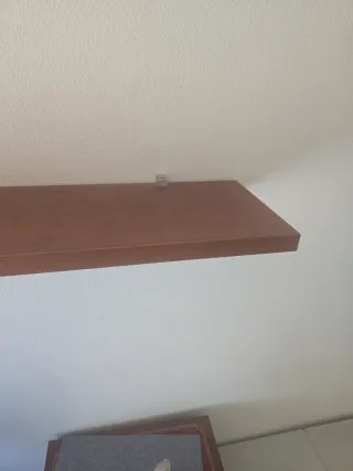 Estantería de madera y metal