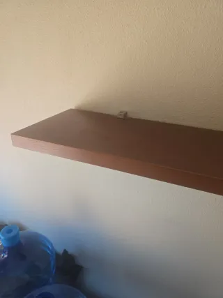 Estantería de madera y metal