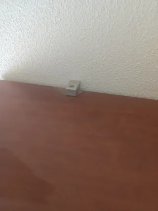 Estantería de madera y metal