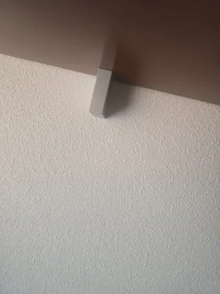 Estantería de madera y metal