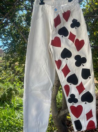 Pantaloni bianchi con carte da gioco