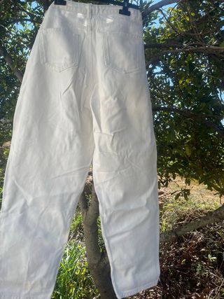 Pantaloni bianchi con carte da gioco