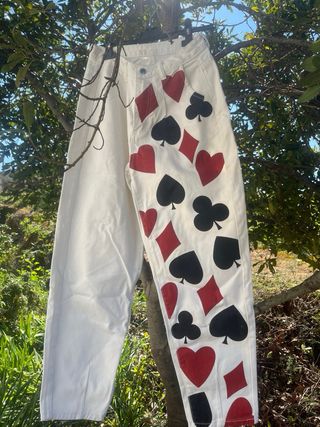 Pantaloni bianchi con carte da gioco