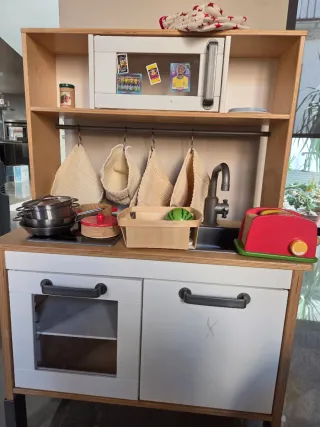 Cocina Ikea niños y menaje