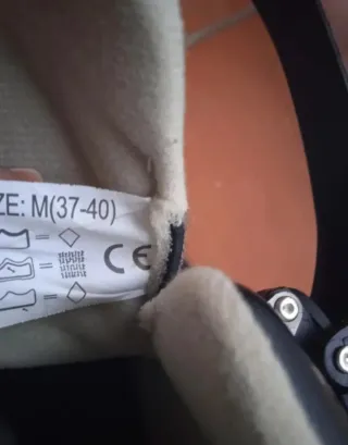 Patines en línea negros y azules