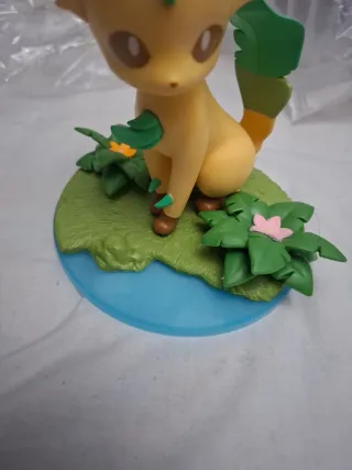 Figura Leafeon Pokémon con base