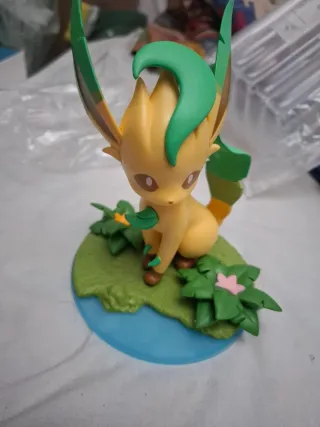Figura Leafeon Pokémon con base