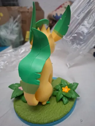 Figura Leafeon Pokémon con base