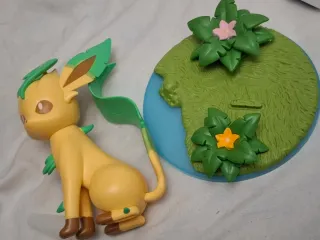 Figura Leafeon Pokémon con base