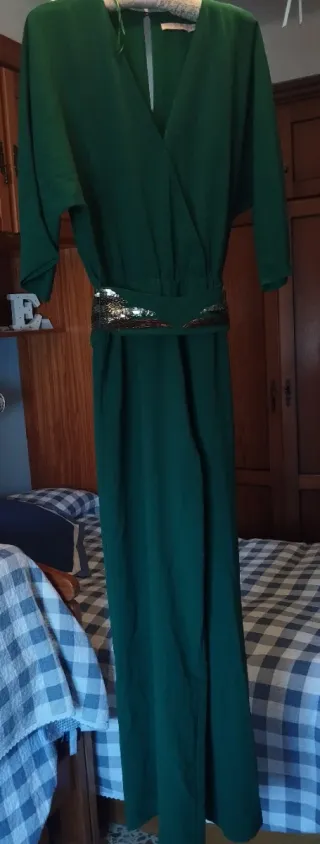 Mono largo verde con cinturón