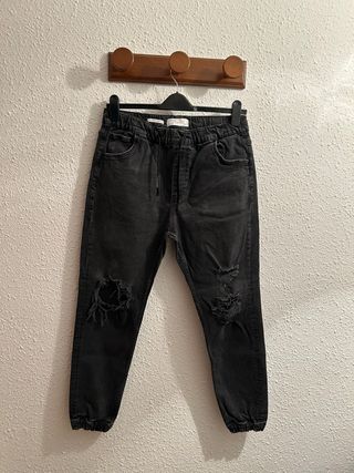 *Pantalón vaquero cargo negro talla L Bershka