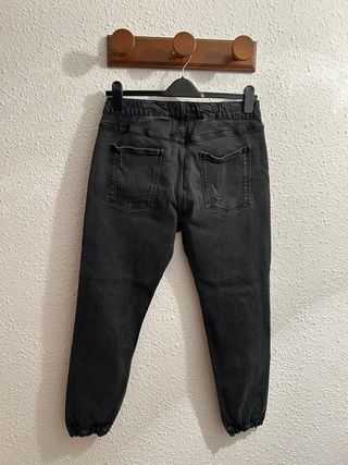 *Pantalón vaquero cargo negro talla L Bershka