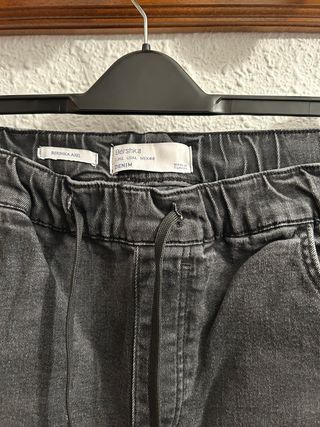 *Pantalón vaquero cargo negro talla L Bershka