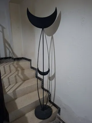 Lámpara de pie de metal negro