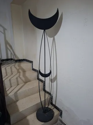 Lámpara de pie de metal negro