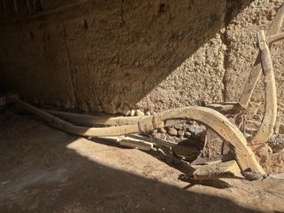 2 arados antiguos de madera y metal