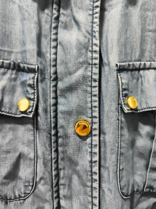 Chaqueta vaquera azul con botones dorados