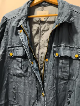 Chaqueta vaquera azul con botones dorados