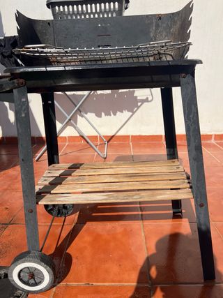 Barbacoa de metal y madera
