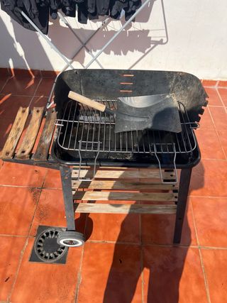 Barbacoa de metal y madera