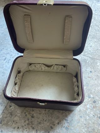 Neceser vintage marrón con detalles dorados.