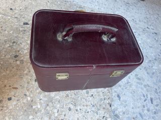 Neceser vintage marrón con detalles dorados.