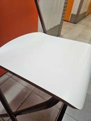 Silla alta plegable blanca de madera