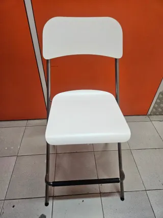 Silla alta plegable blanca de madera