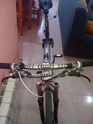Bicicleta MTB Carbono Adventurer